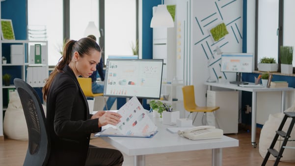 business-woman-on-a-computer